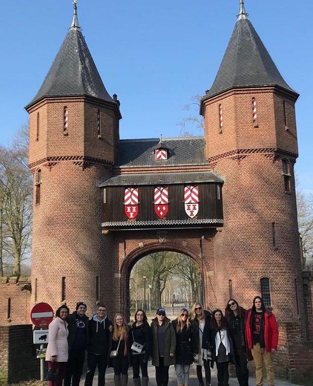 一群学生在阿姆斯特丹的城堡前