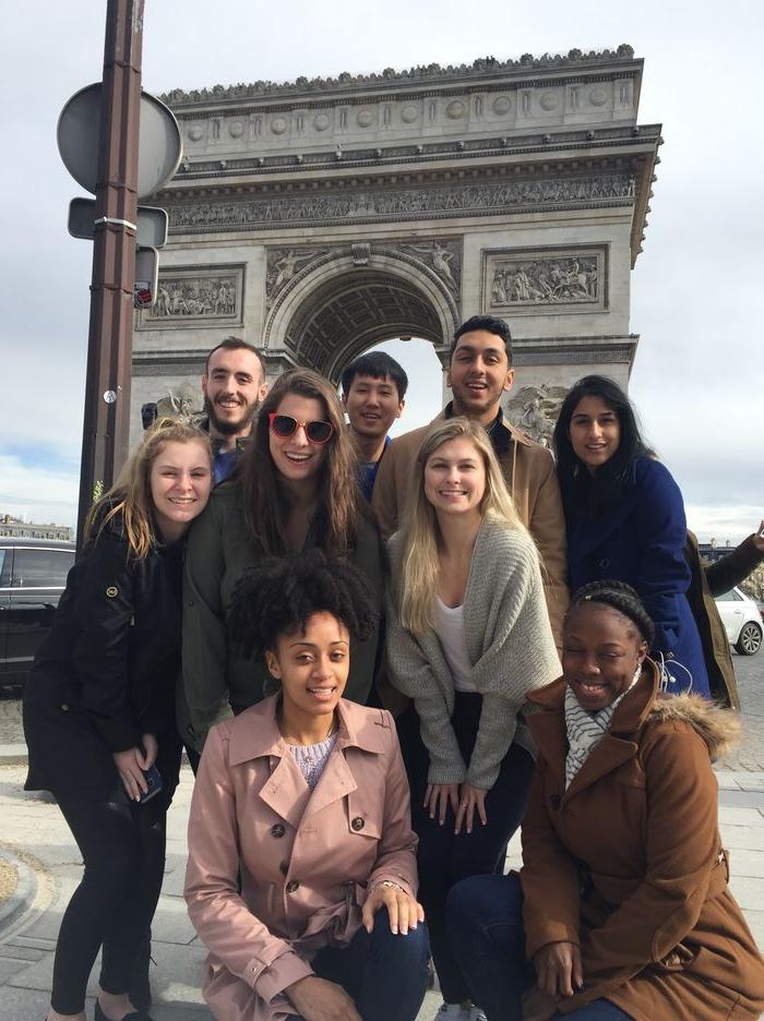 学生们在巴黎凯旋门前